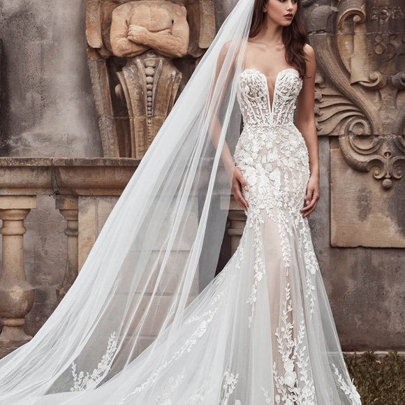 Calla Blanche Lilia Wedding Dress with Matching Cathedral Veil - Picture 2 of 12